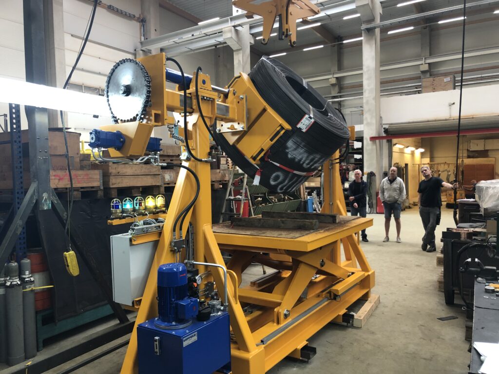 Coilwender, Wendevorrichtung, Wendeeinrichtung, Coil-Wendevorrichtung, Coil-Wendeeinrichtung, Kipptisch, Lastaufnahmemittel