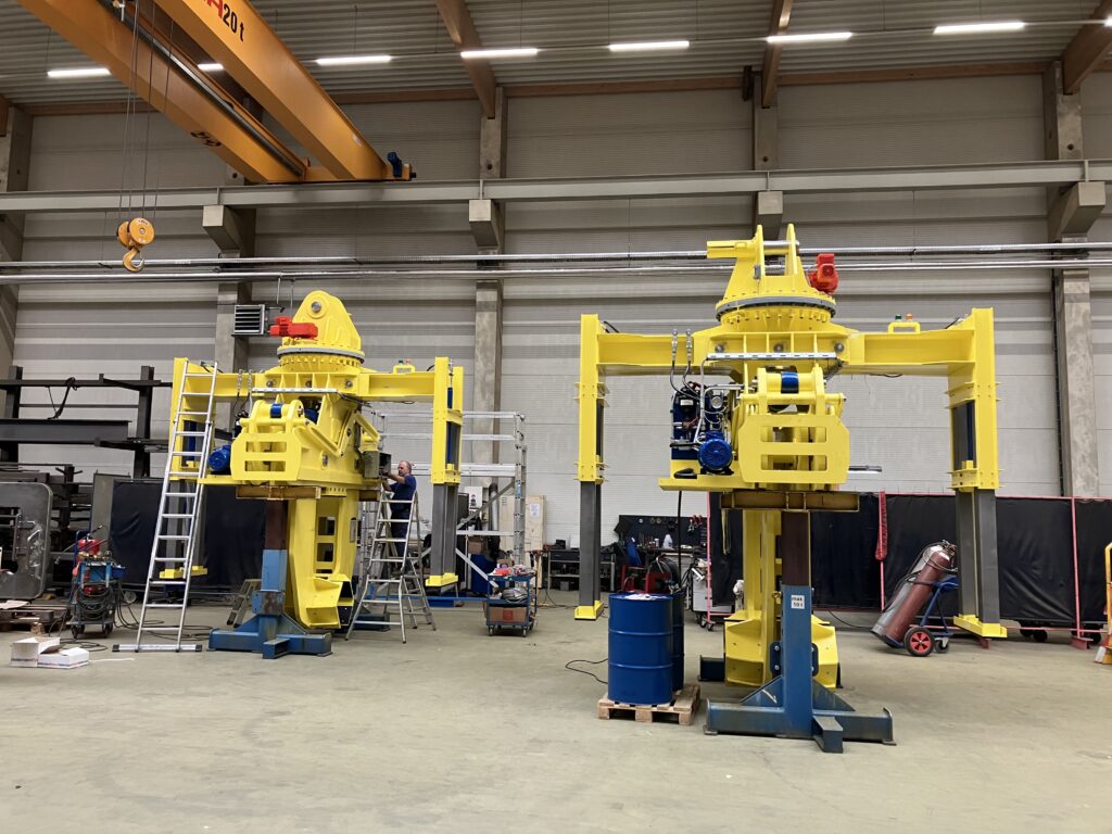 Roll grab, roll lifting grab, roller tongs, roll lifting tongs, cylinder roll tong, rolling mill cylinder tongs, working roller tongs, back-up roller tongs, support roller tongs, Lifting & Handling Equipment, LOAD HANDLING DEVICES, LHD, Load handling equipment